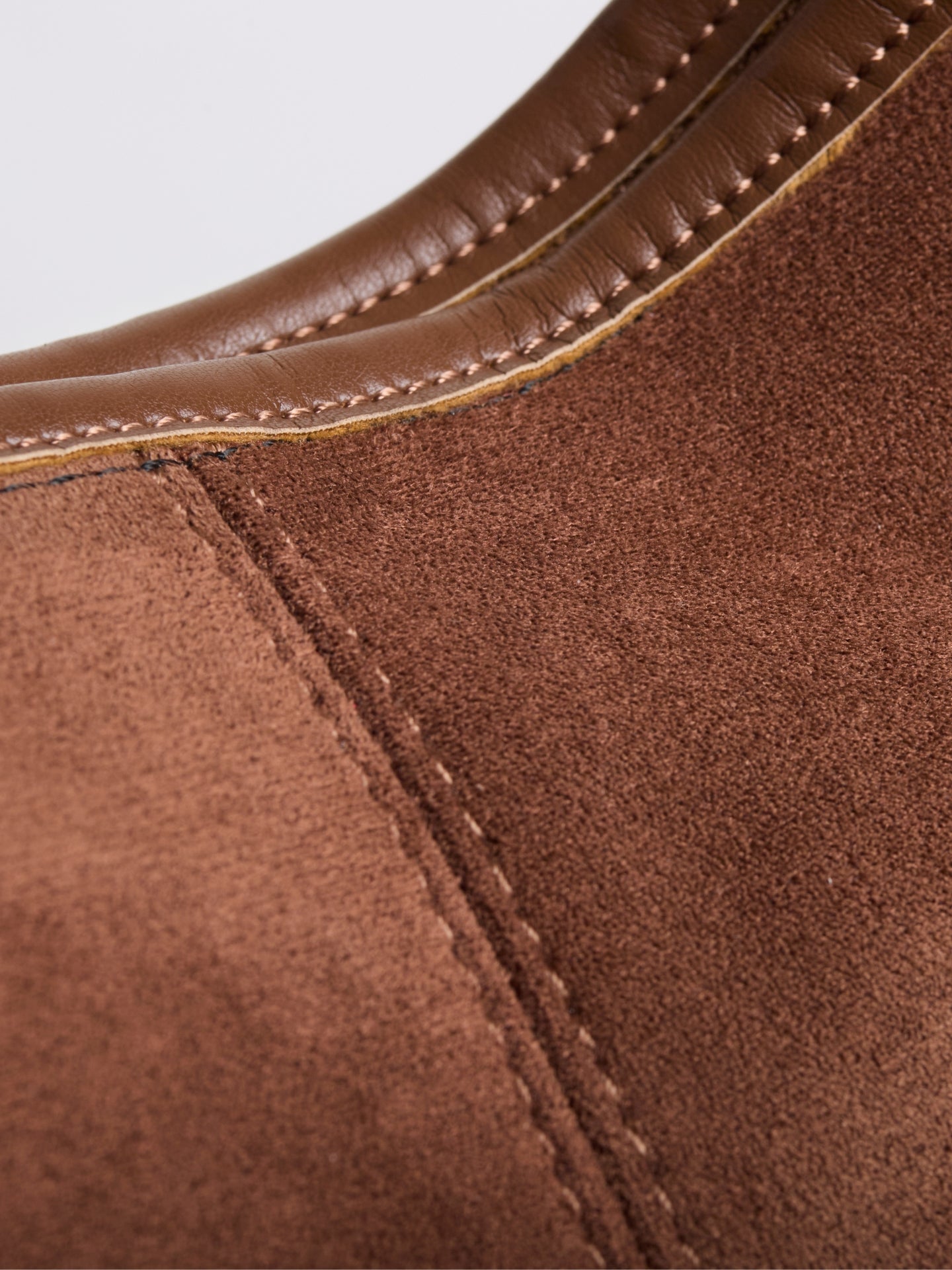 Halbrunde Tote aus Veganem Leder – Stilvoll, Praktisch & Nachhaltig