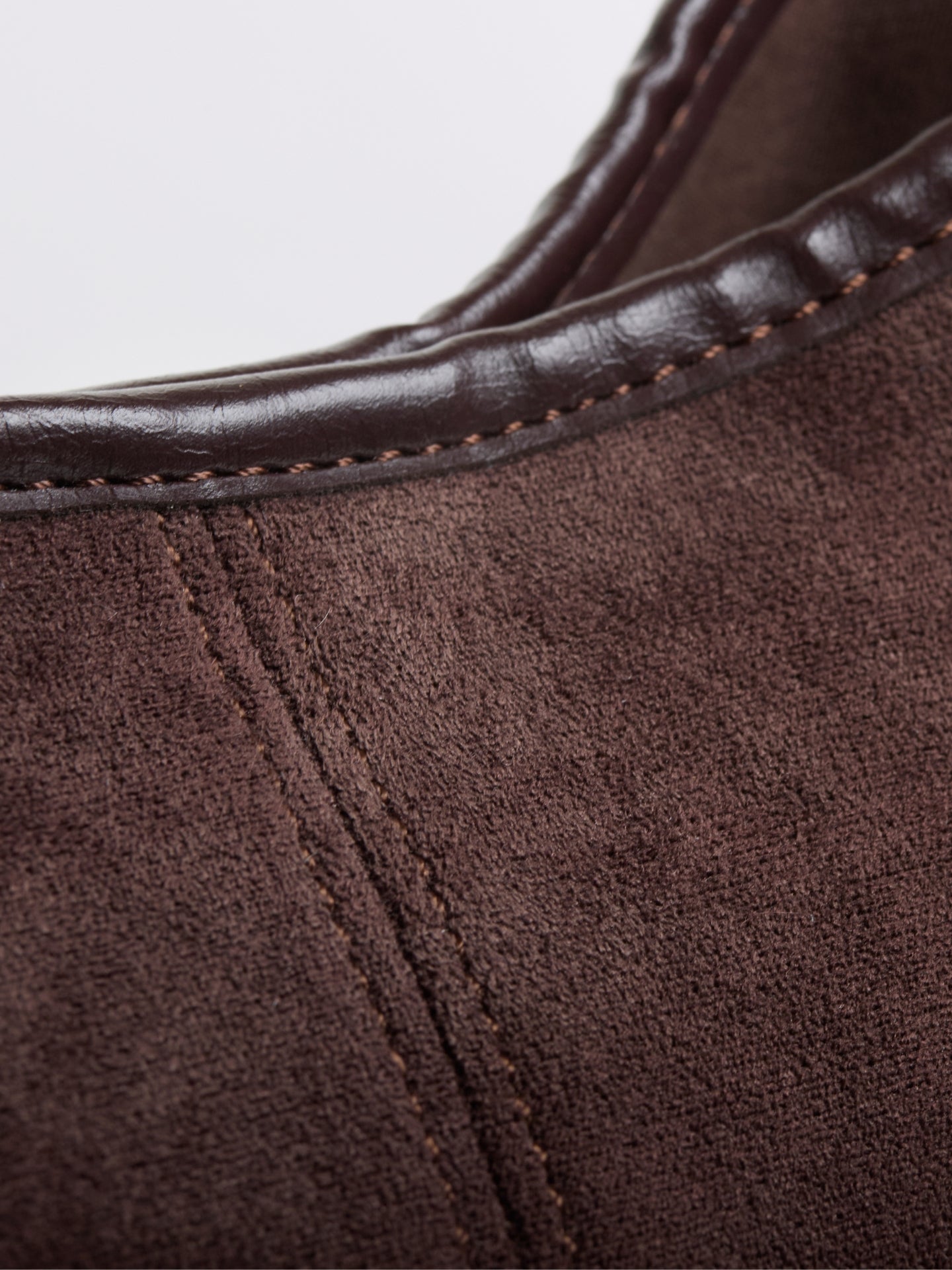 Halbrunde Tote aus Veganem Leder – Stilvoll, Praktisch & Nachhaltig