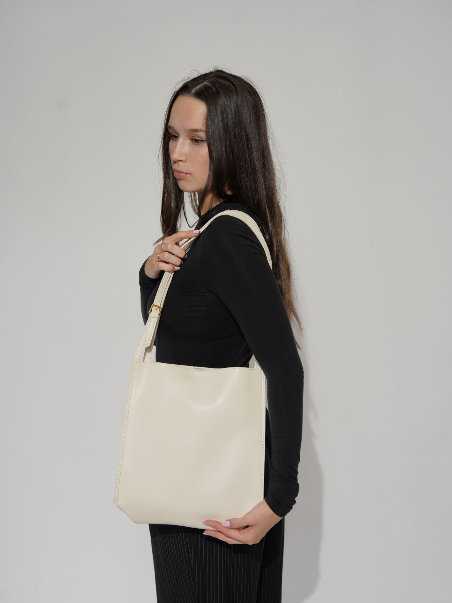 Halbrunde Schultertasche aus Veganem Leder – Elegant & Geräumig für den Alltag