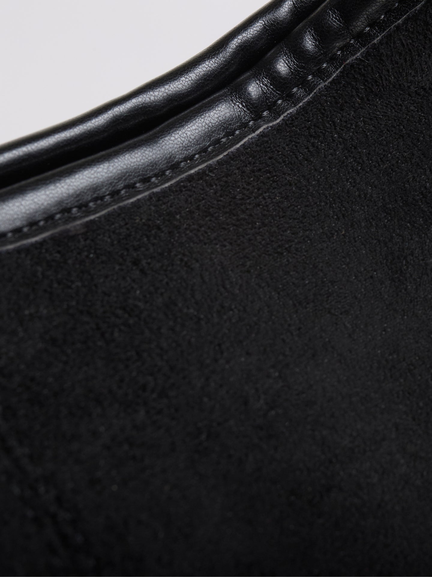 Halbrunde Tote aus Veganem Leder – Stilvoll, Praktisch & Nachhaltig