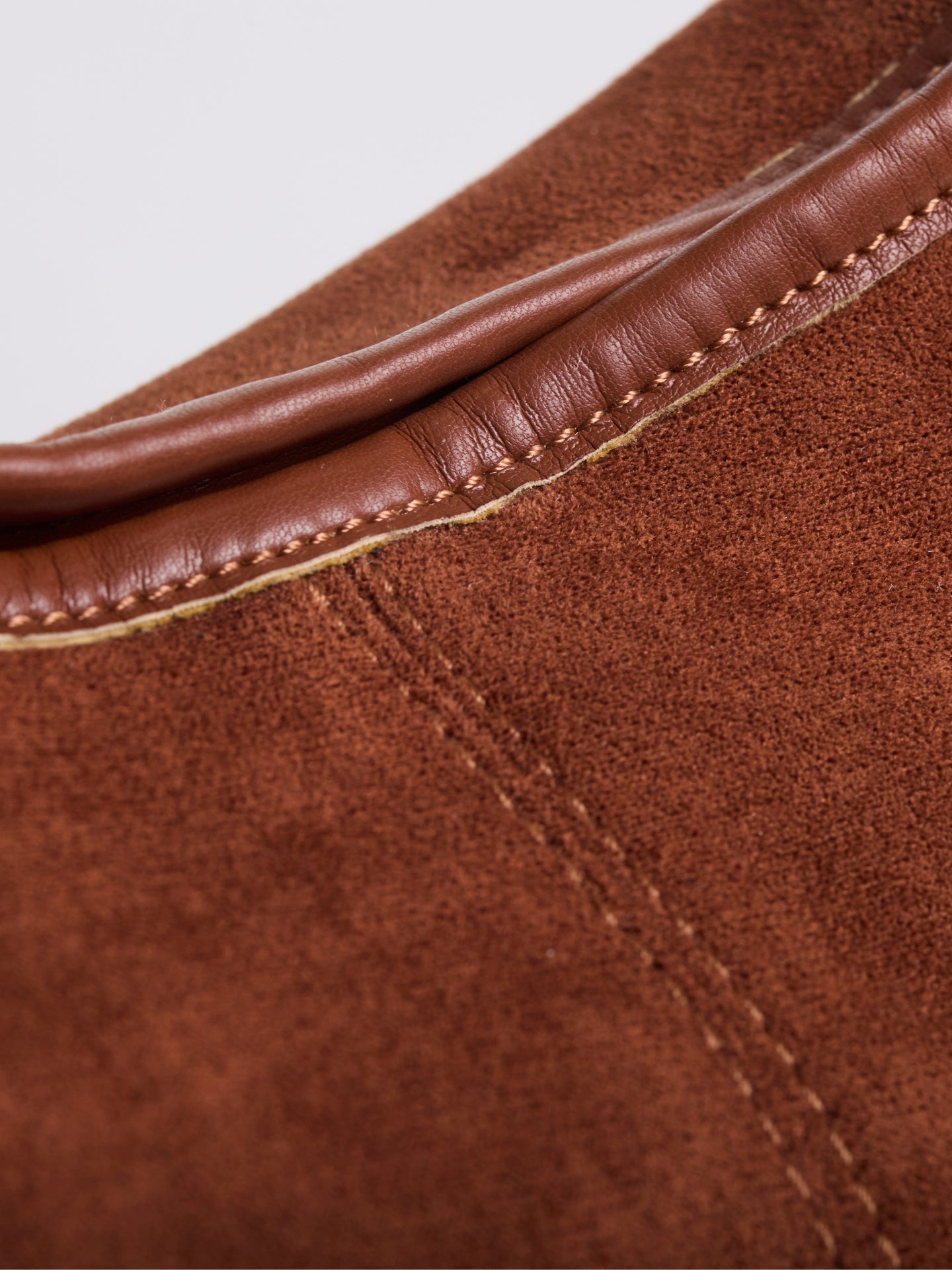 Halbrunde Tote aus Veganem Leder – Stilvoll, Praktisch & Nachhaltig