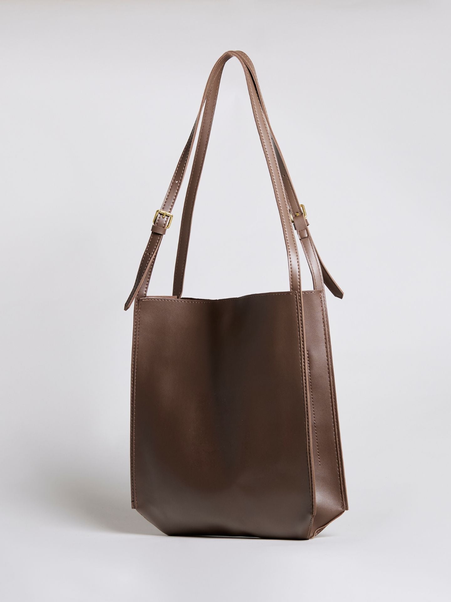 Halbrunde Schultertasche aus Veganem Leder – Elegant & Geräumig für den Alltag