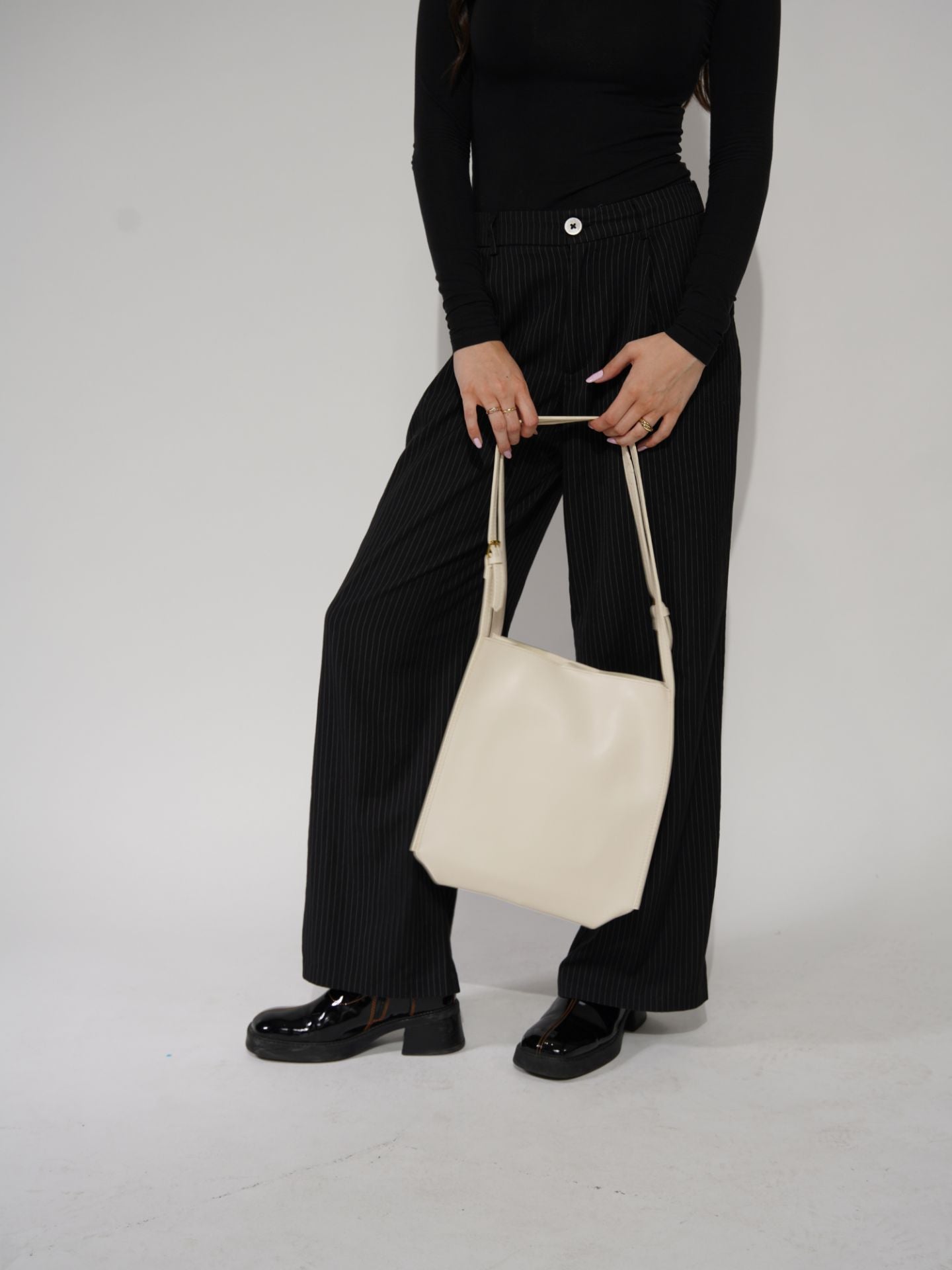 Halbrunde Schultertasche aus Veganem Leder – Elegant & Geräumig für den Alltag