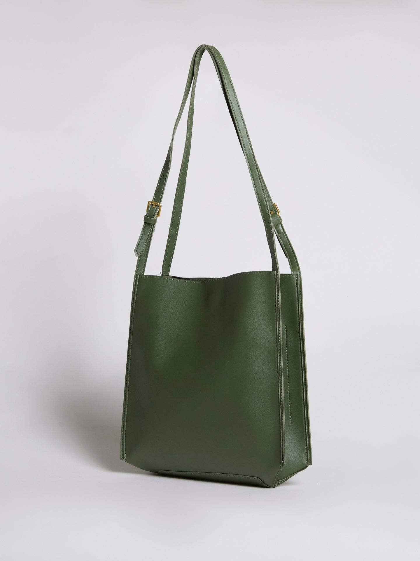 Halbrunde Schultertasche aus Veganem Leder – Elegant & Geräumig für den Alltag