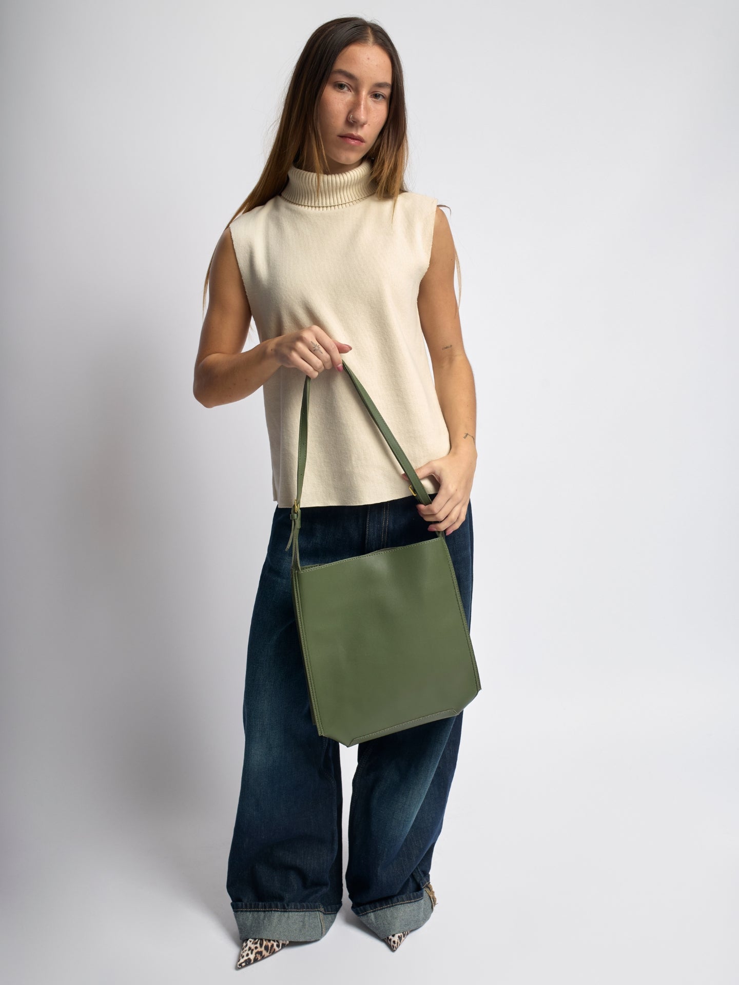 Halbrunde Schultertasche aus Veganem Leder – Elegant & Geräumig für den Alltag