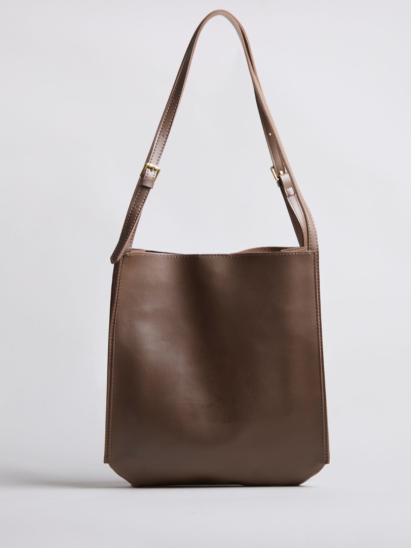 Halbrunde Schultertasche aus Veganem Leder – Elegant & Geräumig für den Alltag