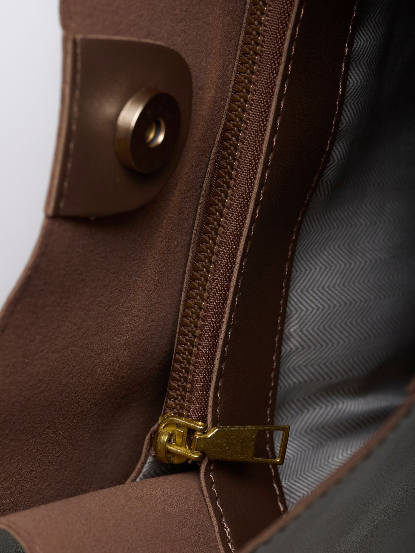 Halbrunde Schultertasche aus Veganem Leder – Elegant & Geräumig für den Alltag