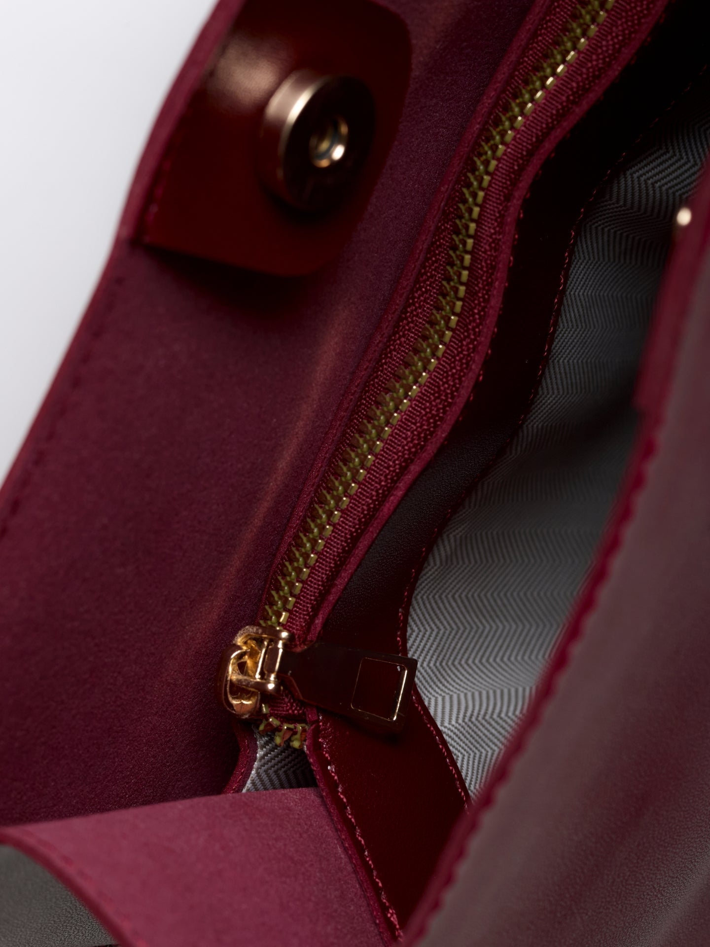 Halbrunde Schultertasche aus Veganem Leder – Elegant & Geräumig für den Alltag