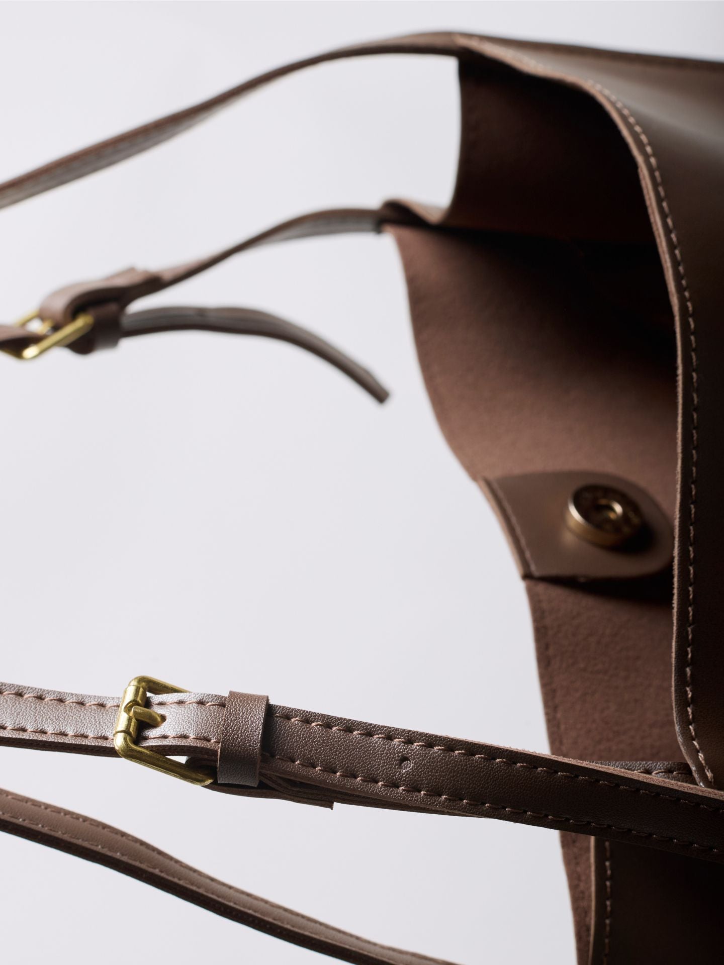 Halbrunde Schultertasche aus Veganem Leder – Elegant & Geräumig für den Alltag