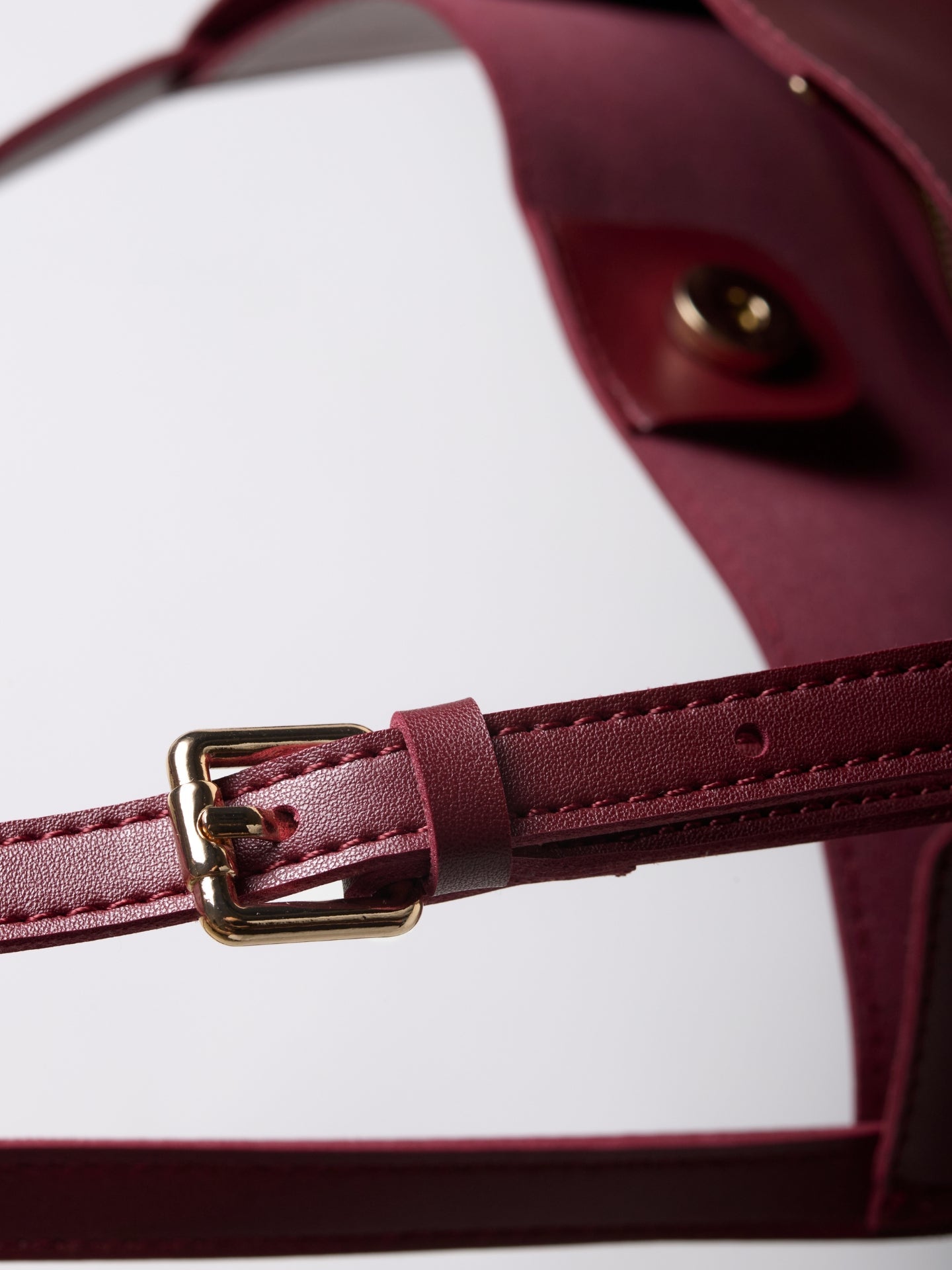 Halbrunde Schultertasche aus Veganem Leder – Elegant & Geräumig für den Alltag