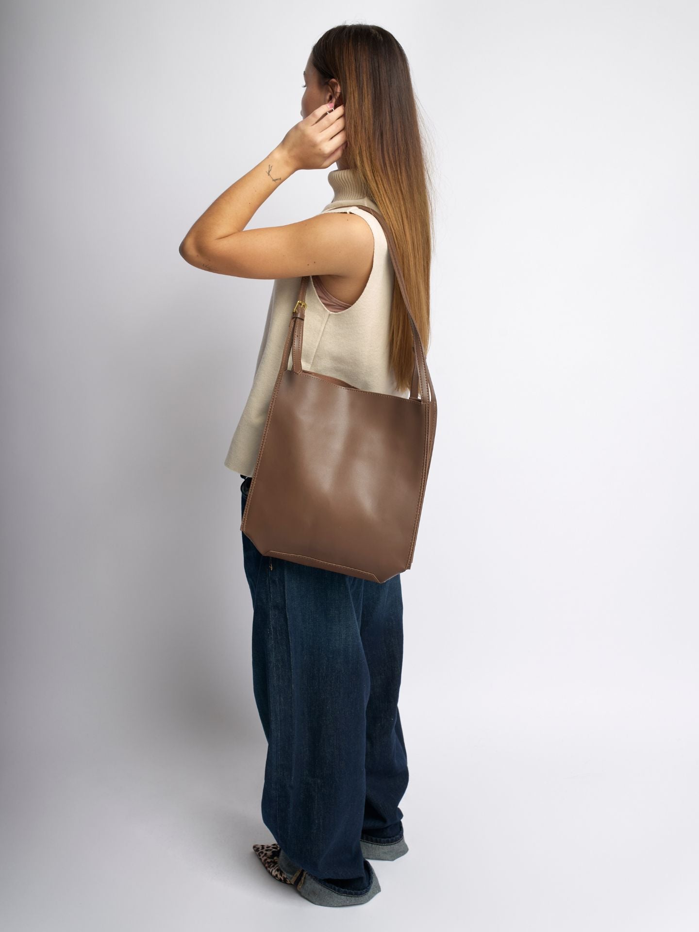 Halbrunde Schultertasche aus Veganem Leder – Elegant & Geräumig für den Alltag