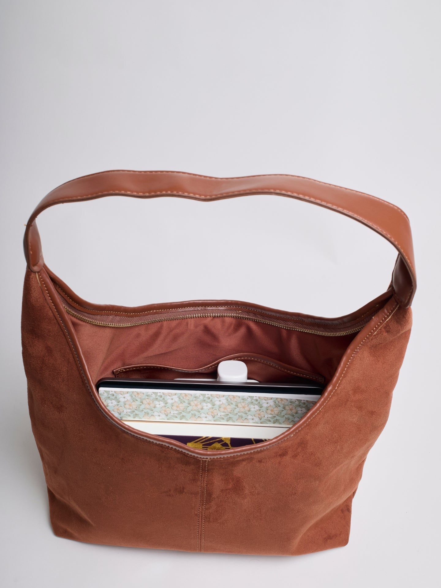 Halbrunde Tote aus Veganem Leder – Stilvoll, Praktisch & Nachhaltig