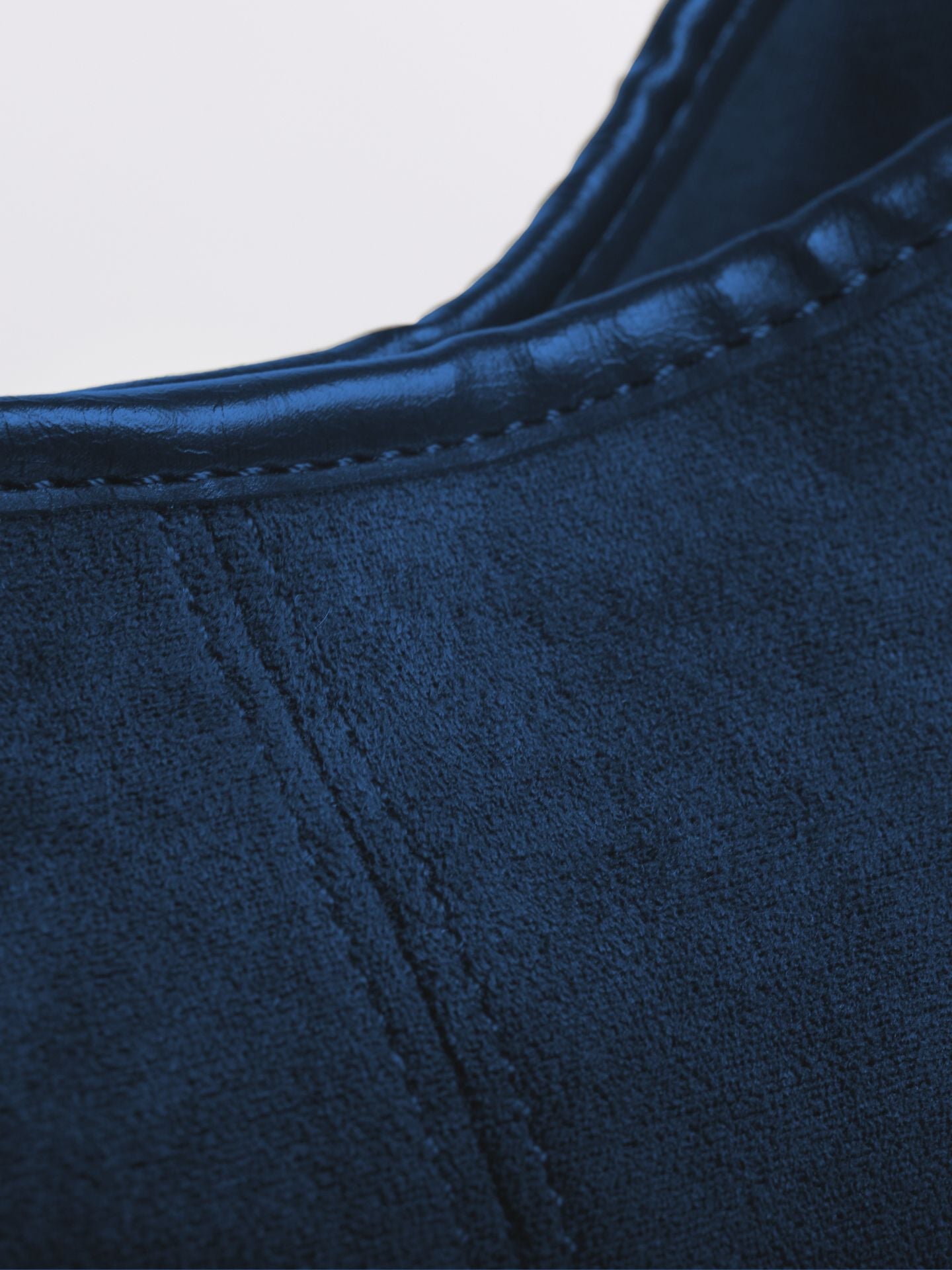 Halbrunde Tote aus Veganem Leder – Stilvoll, Praktisch & Nachhaltig