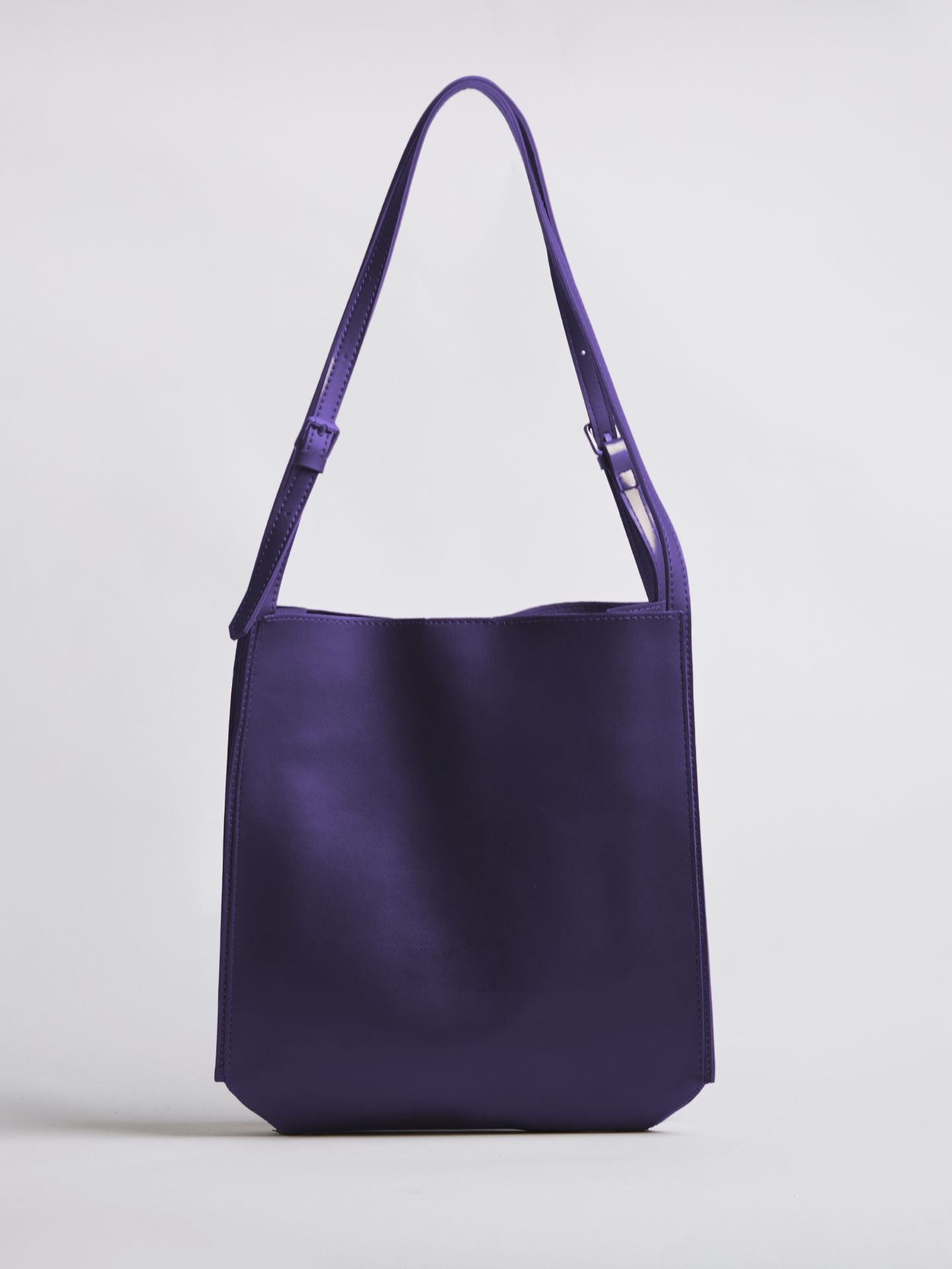 Halbrunde Schultertasche aus Veganem Leder – Elegant & Geräumig für den Alltag