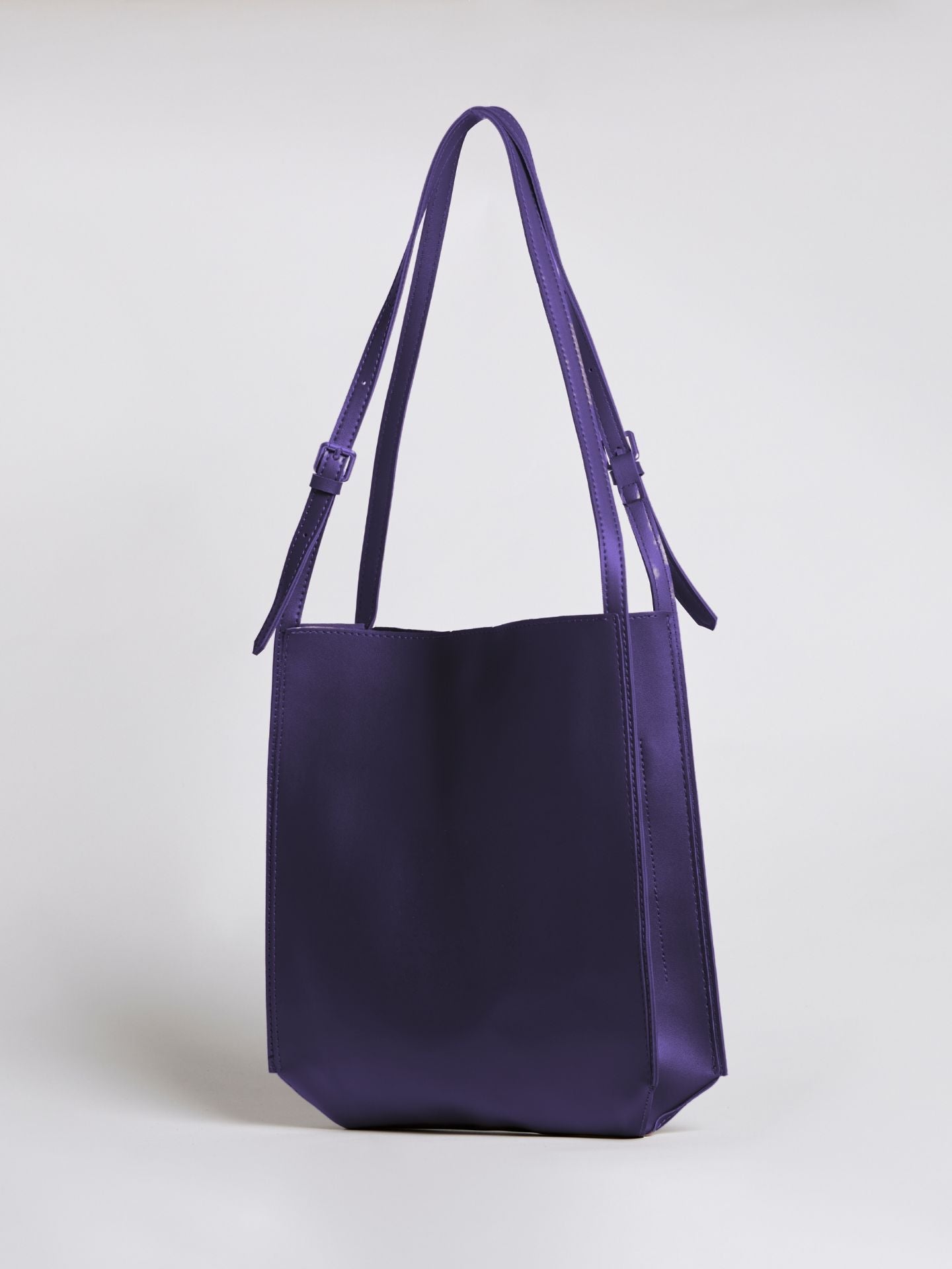 Halbrunde Schultertasche aus Veganem Leder – Elegant & Geräumig für den Alltag