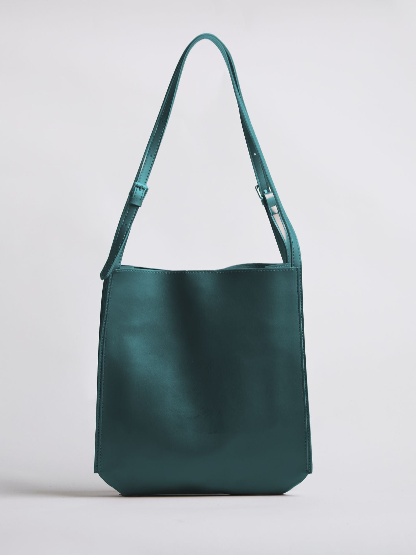 Halbrunde Schultertasche aus Veganem Leder – Elegant & Geräumig für den Alltag