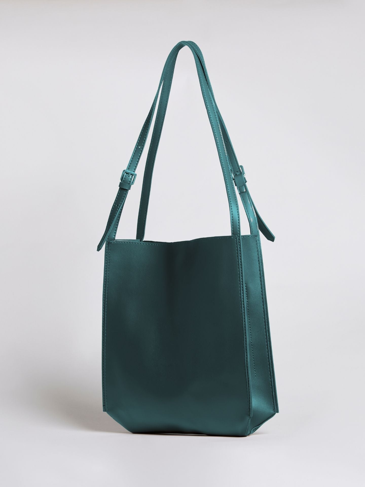 Halbrunde Schultertasche aus Veganem Leder – Elegant & Geräumig für den Alltag
