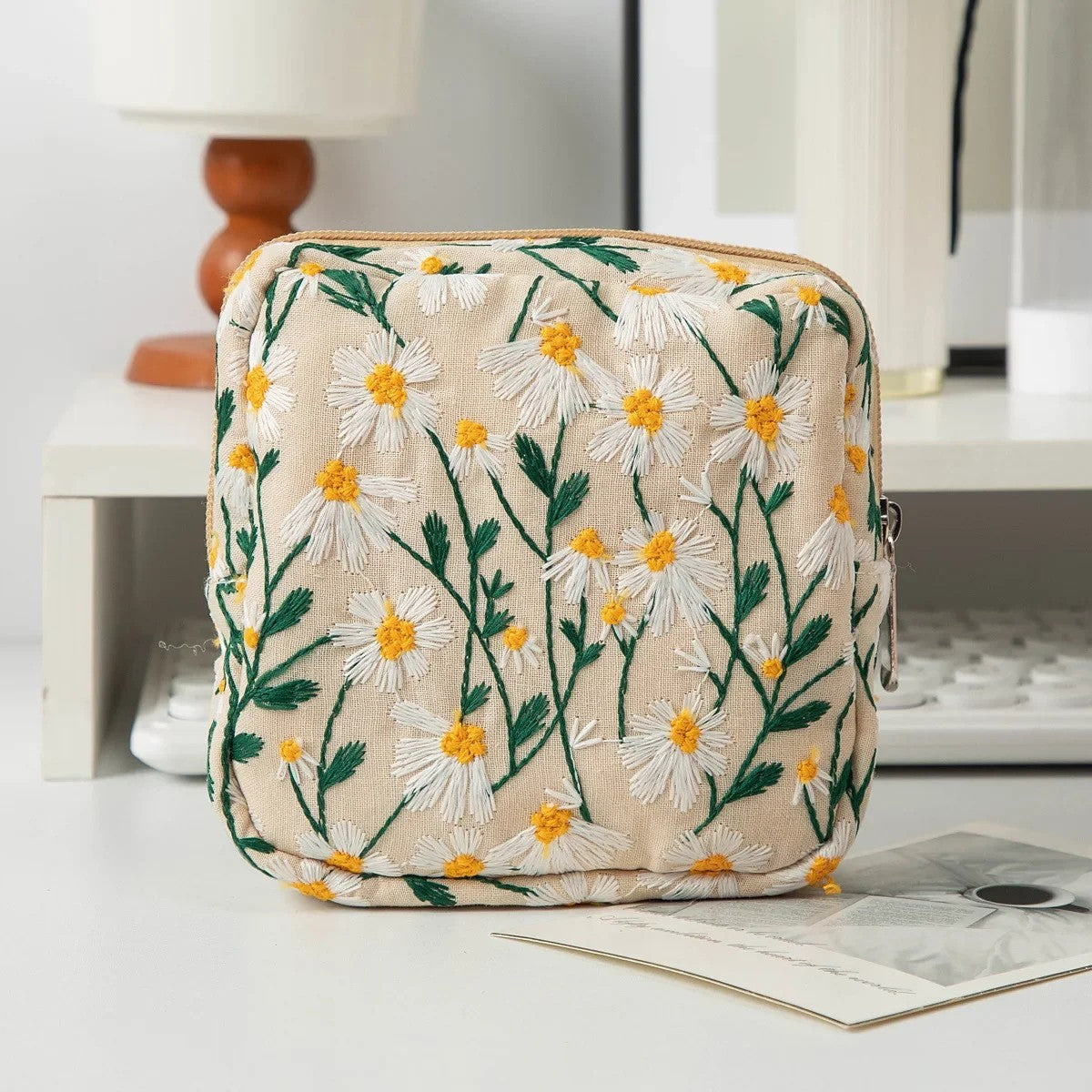 Kulturtasche mit Blumenstickerei – Canva – Beige