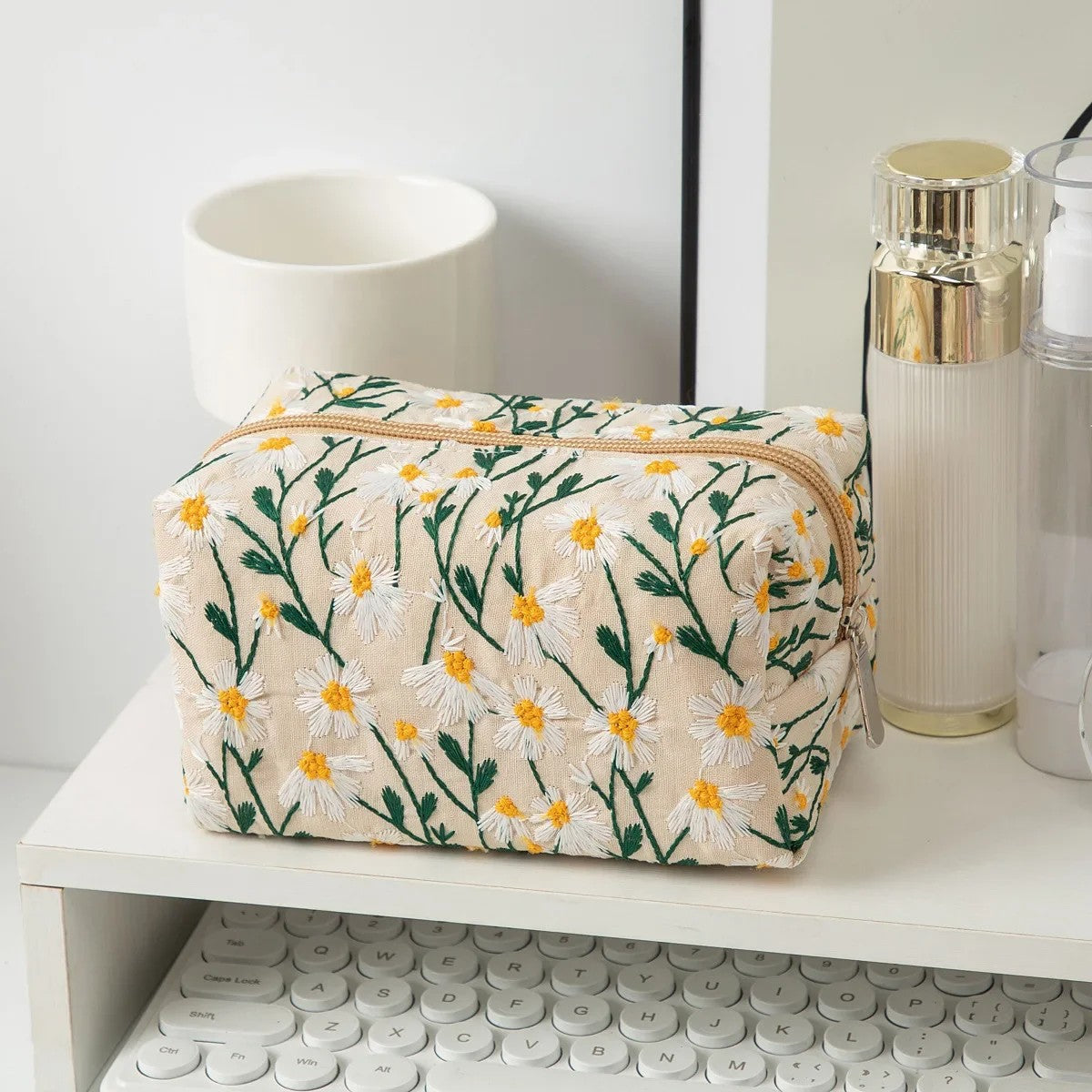 Kulturtasche mit Blumenstickerei – Canva – Hellbraun