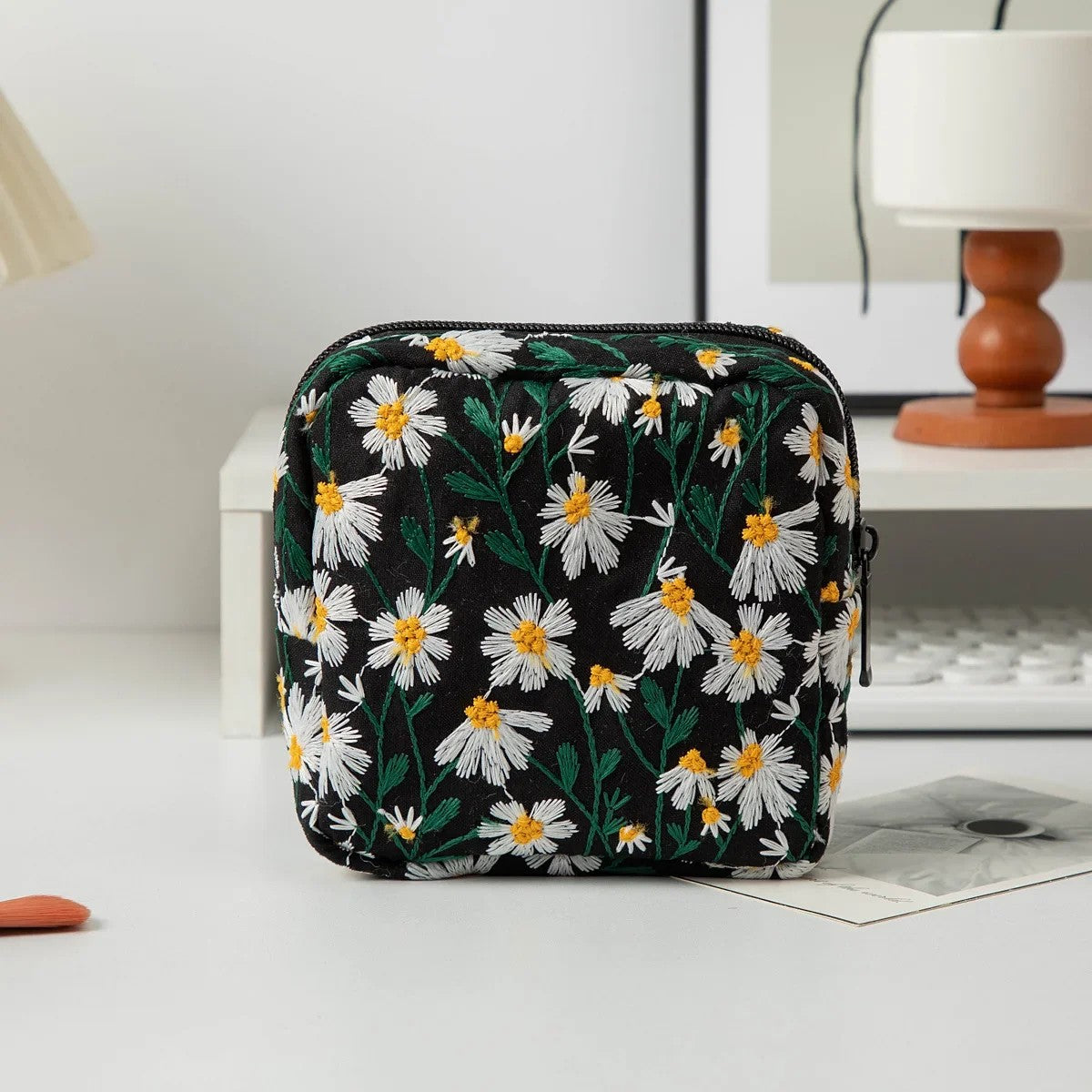 Kulturtasche mit Blumenstickerei – Canva – Schwarz